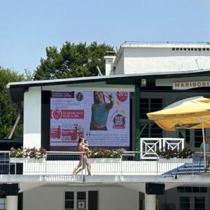 LED zaslon na kopališču Mariborski otok